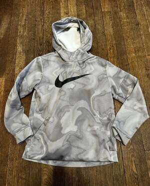 Nike Big Kids Therma Allover Print Swoosh Training Hoodie BV4413-100